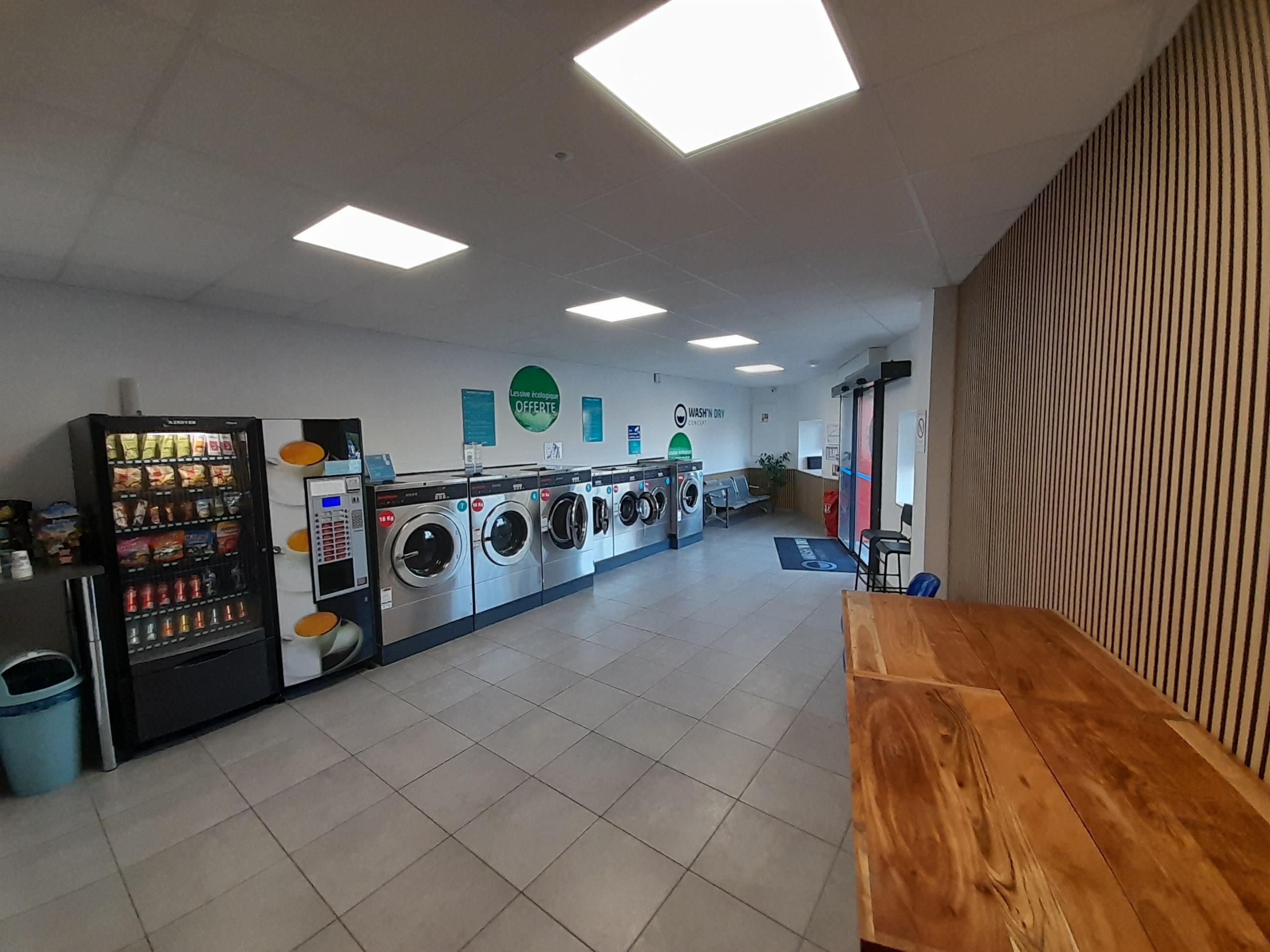 Intérieur de la laverie Wash'n Dry à Dinan